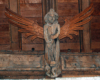 Angel on the roof of the south aisle May 2011